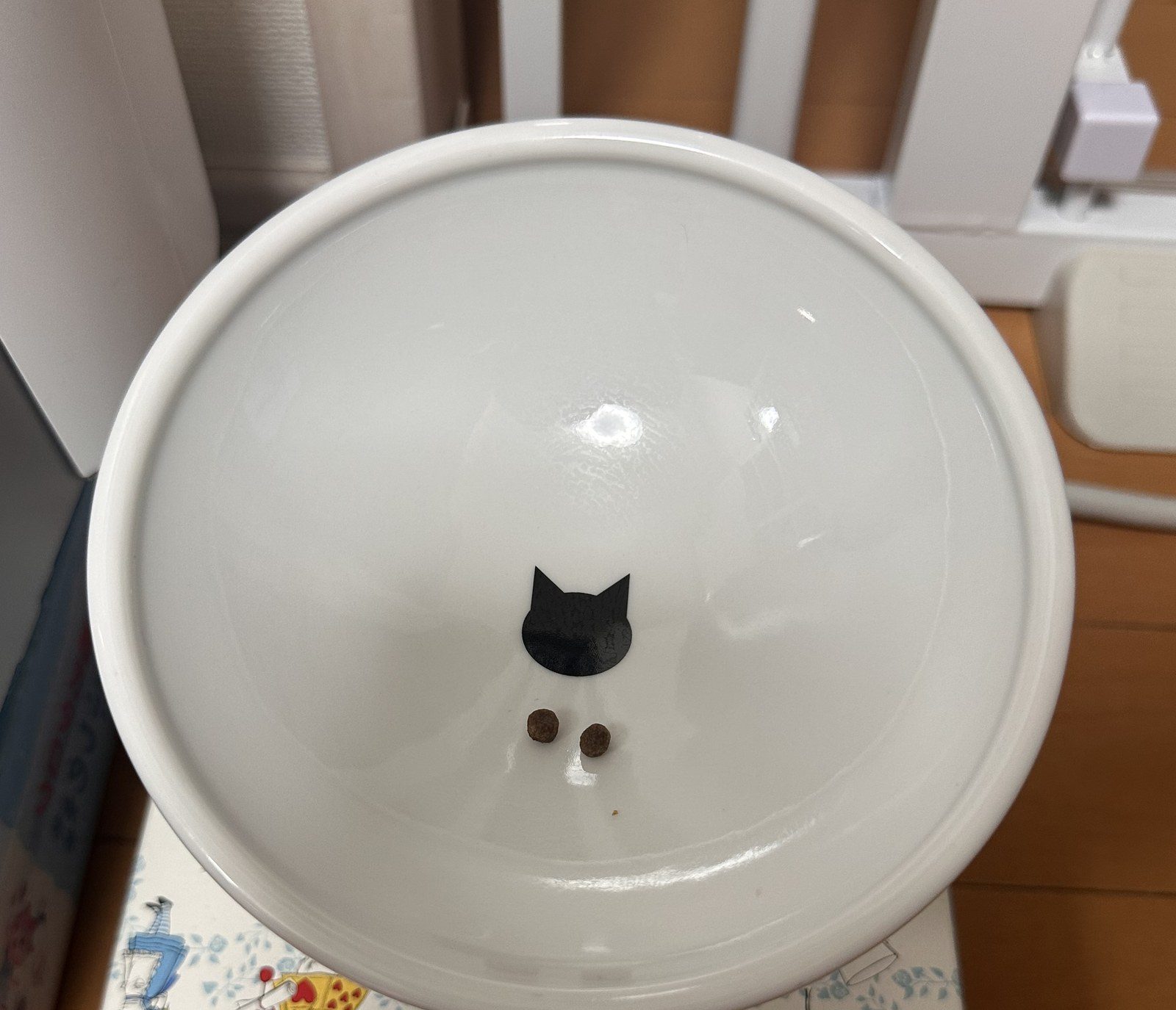 食べているときに床にこぼれ落ちた子猫用チキンの粒2つ