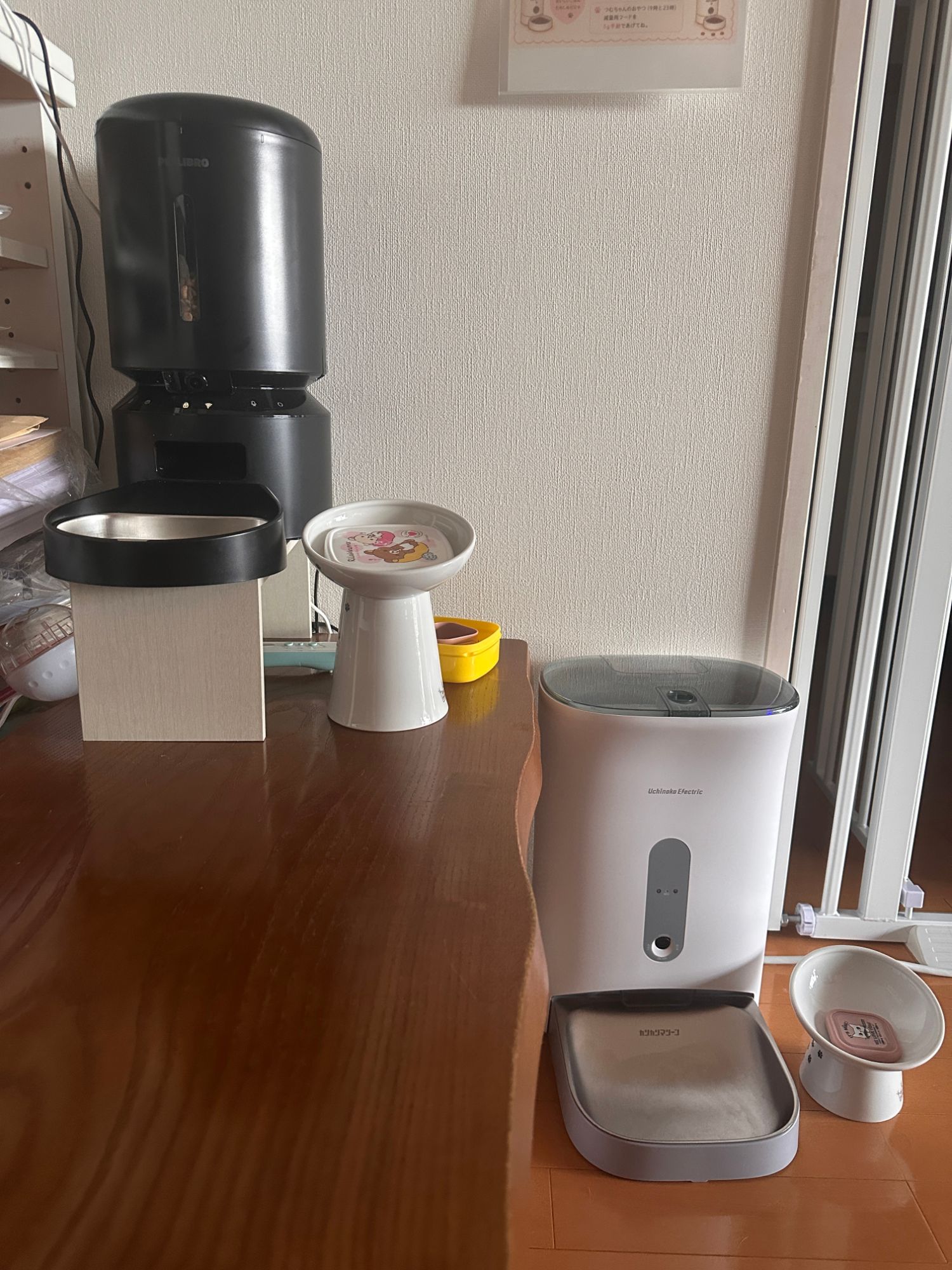 左：台に乗せたPETLIBRO、右：カリカリマシーンV2C