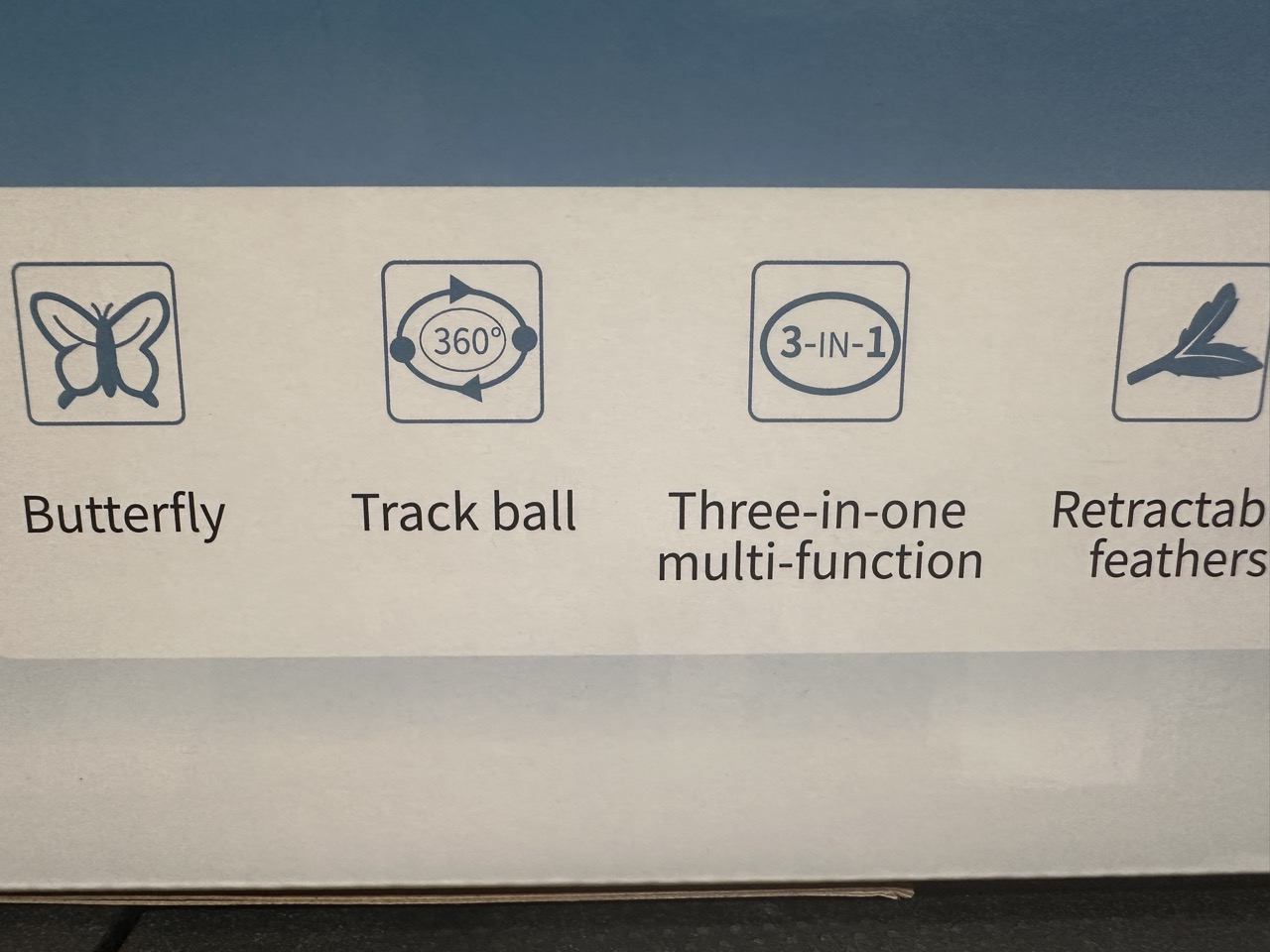 NUYIERA電動猫おもちゃのパッケージに描かれた4つの機能アイコン（Butterfly・Track ball・3-in-1・Retractable feathers）