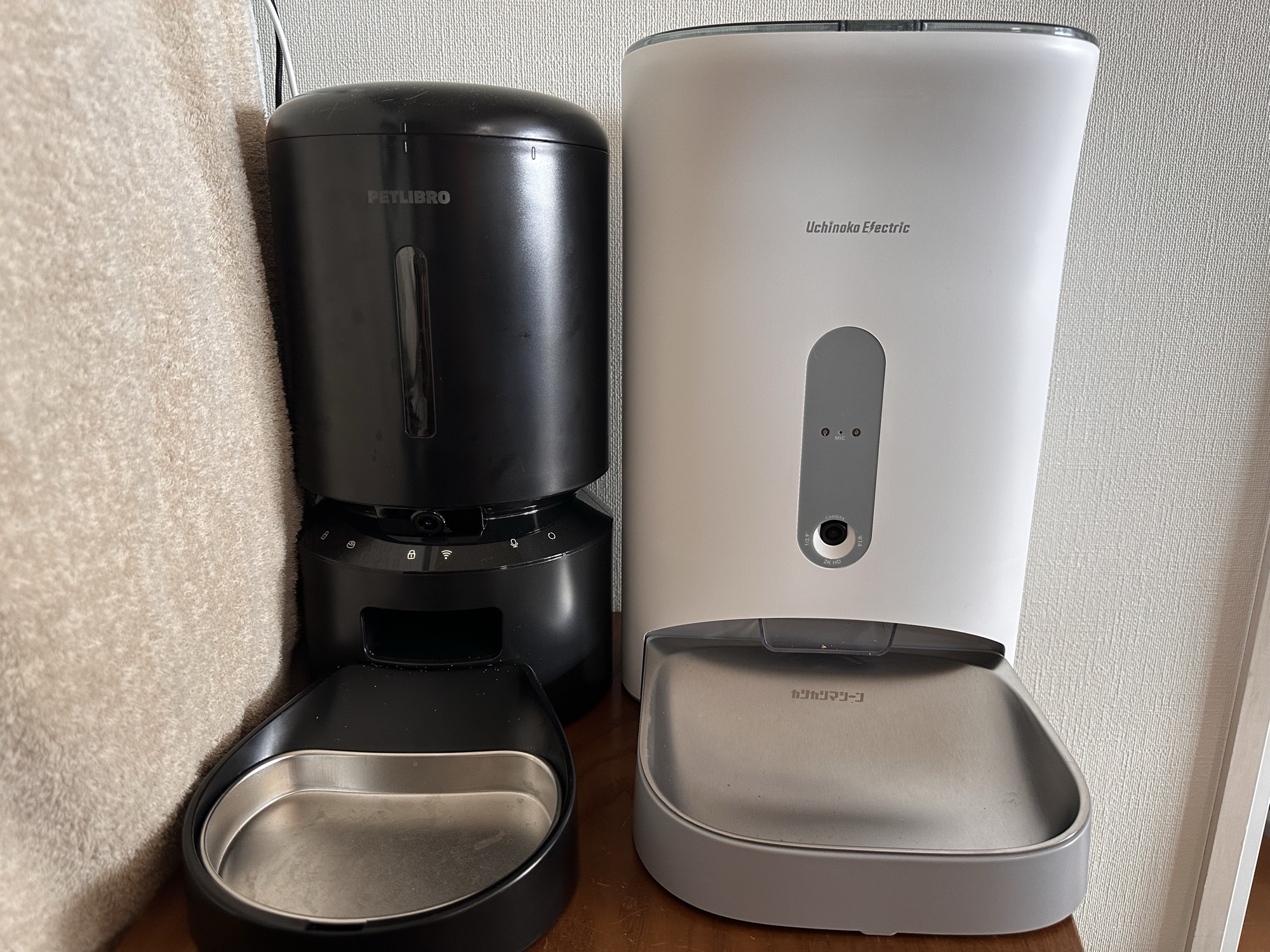 左：PETLIBRO、右：カリカリマシーン、結と琥珀それぞれ専用の自動給餌器を並べて撮影